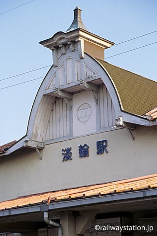 南海電鉄・淡輪駅の木造駅舎、時計は失われたけど印象的な時計塔