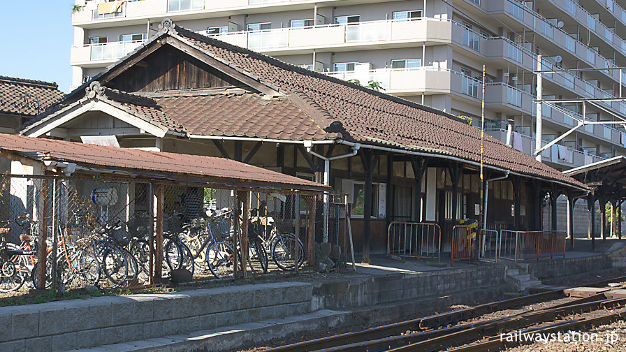 近江鉄道本線・彦根口駅、大正の開業当初からと思われる木造駅舎