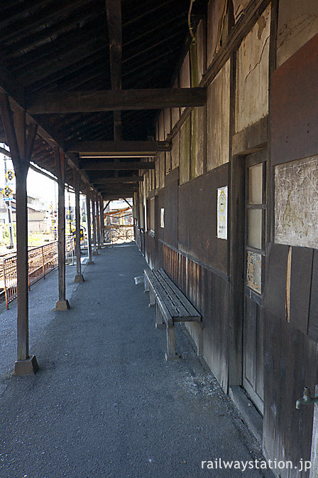 近江鉄道・彦根口駅、回廊のような軒がある駅舎ホーム側