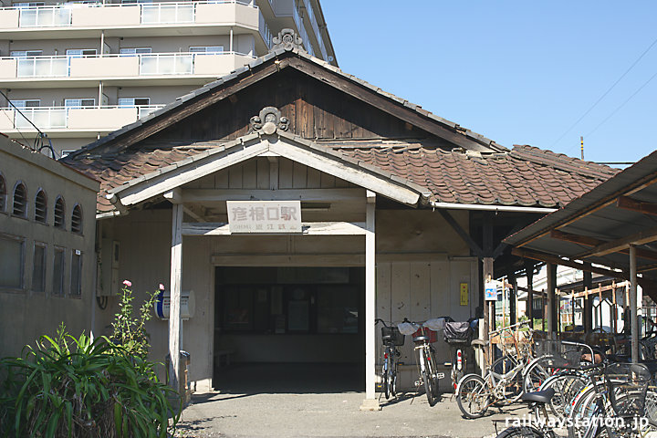 近江鉄道・彦根口駅の木造駅舎、出入口
