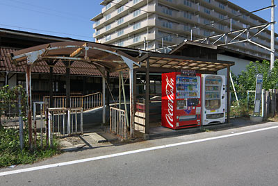 近江鉄道本線・彦根口駅、駅舎と反対側の出入口