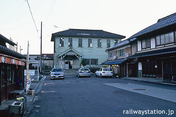 滋賀県東近江市、近江鉄道・新八日市駅舎と駅前