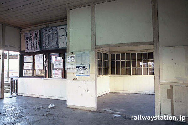 近江鉄道・新八日市駅舎、窓口横の部屋。後に特等待合室跡と判明。