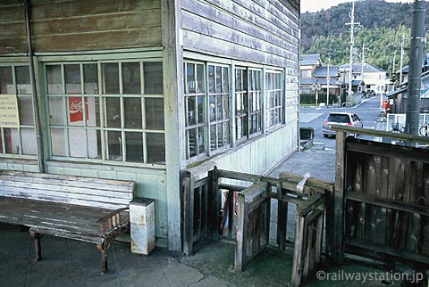 近江鉄道・新八日市駅、木製ラッチが残る駅舎外の改札口跡。