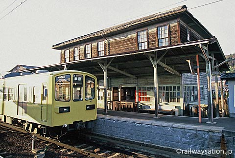 近江鉄道、新八日市駅の木造駅舎と800系電車