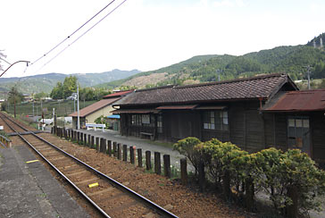 大井川鉄道・青部駅ホームと少し離れて位置する木造駅舎