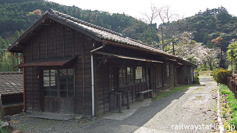 静岡県川根本町にある大井川鉄道・青部駅の木造駅舎