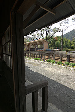 大井川鉄道・青部駅、改札口とプラットホーム