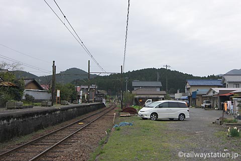 地名駅、プラットホームと周囲の風景