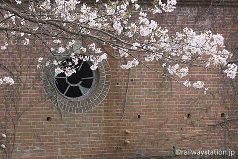 地名駅近く、レンガ造りの発電所跡と桜