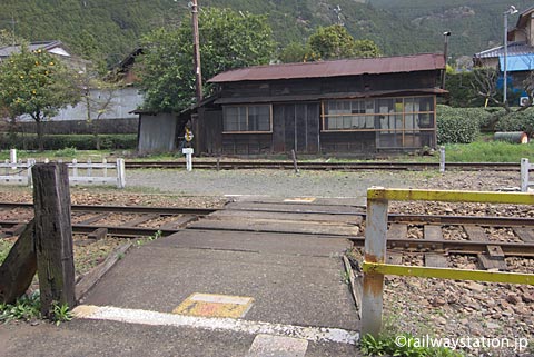 大井川鉄道・地名駅、構内通路と木造建築物