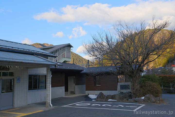 中央本線・大桑駅、駅舎前の桜の木、そして枯池…