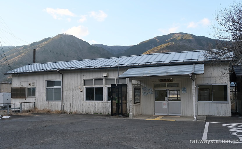 JR東海・中央本線(西線)・大桑駅、戦後築の木造駅舎