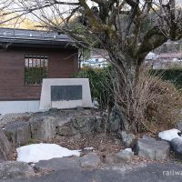JR中央本線(西線)、碑と桜の木が寄り添う大桑駅の枯池。