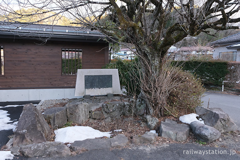 JR中央本線(西線)、碑と桜の木が寄り添う大桑駅の枯池。
