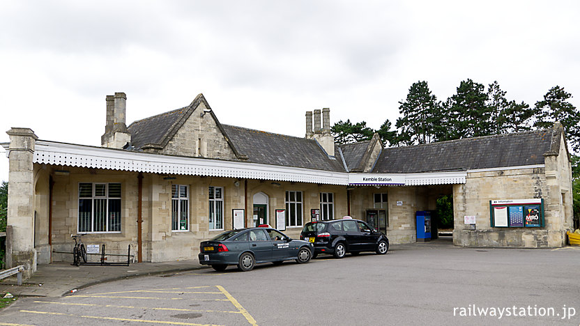イギリス・イングランドにあるケンブル駅、ライムストーンが印象的な石造り駅舎
