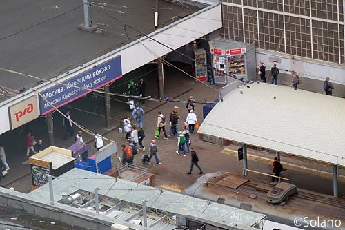 キエフスキー駅、朝の通勤通学風景