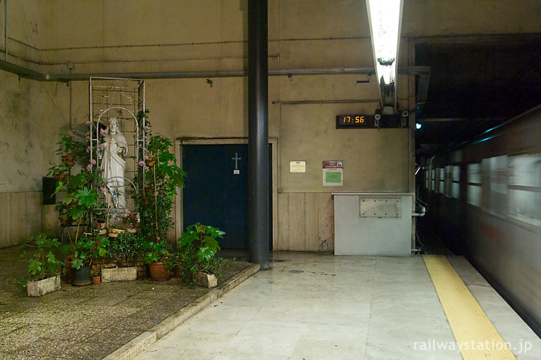 ローマ・メトロB線、ピラミデ駅、ホーム端に教会がある