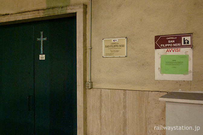 ローマ・メトロ、ピラミデ駅内の礼拝堂の入口