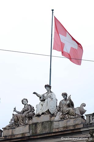 チューリッヒ中央駅、駅舎に掲げられるスイス国旗