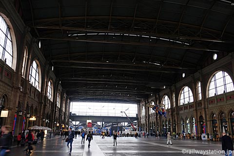 チューリッヒ中央駅・巨大なドーム状のコンコース