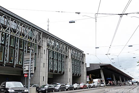 チューリッヒ中央駅、駅横の大通り