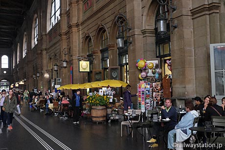 チューリッヒ中央駅、お店がオープンして賑やかなコンコース