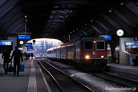 夕方のチューリッヒ中央駅、ベオグラード行き夜行列車が入線