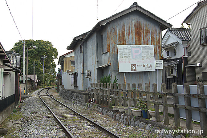踏切から西濃鉄道・赤坂本町駅を眺める