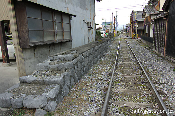 西濃鉄道、廃駅となった赤坂本町駅跡、石積みのホームが残る