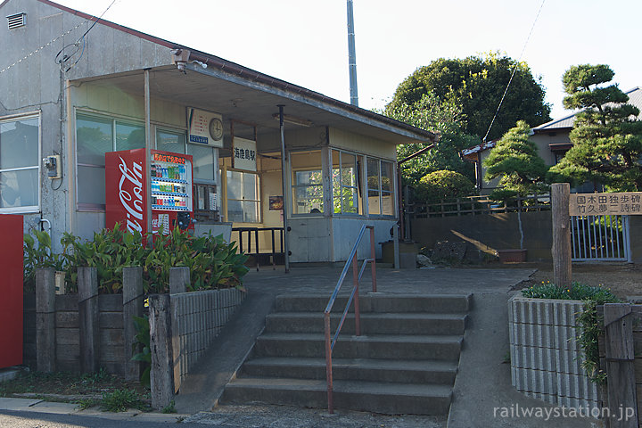 銚子電鉄・海鹿島駅、駅舎と駅前