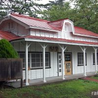 津軽鉄道・芦野公園駅、マンサード屋根が特徴的な木造の旧駅舎