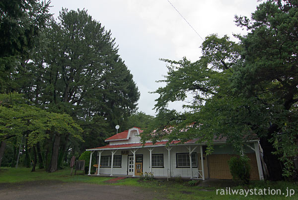 津軽鉄道・芦野公園駅、森の中に佇むかのような木造駅舎