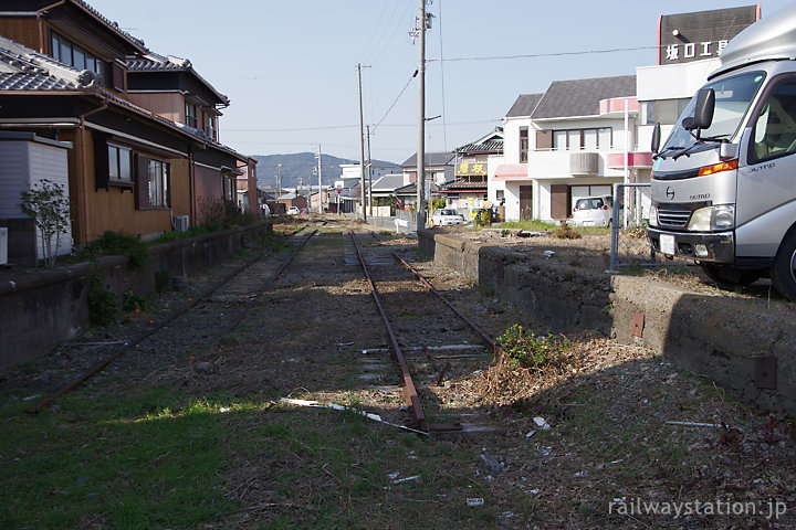 紀州鉄道・日高川駅跡、ホーム跡と錆びたレール残る遺構