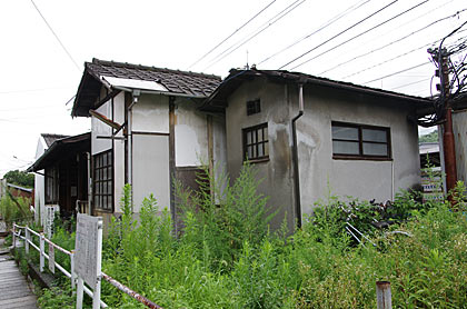 宮島線・広電廿日市駅、駅舎後部のトイレ跡?