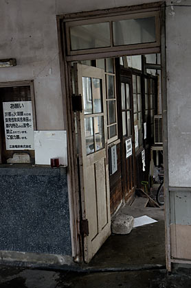 広電廿日市駅、窓口横の扉