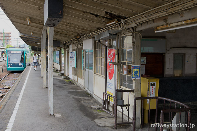 レトロな木造駅舎・広電廿日市駅、グリーンムーバーが入線