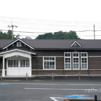 別子鉱山鉄道廃線後も生き残った洋風木造駅舎、星越駅。