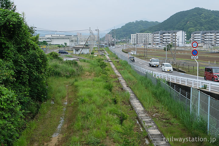 別子鉱山鉄道・星越駅近くの風景と廃線跡