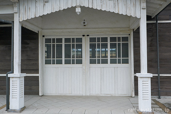 別子鉱山鉄道・保存された星越駅舎、立派な出入口の木の扉