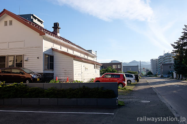 定山渓鉄道・石切山駅跡ホーム側、廃線跡は道路に転用