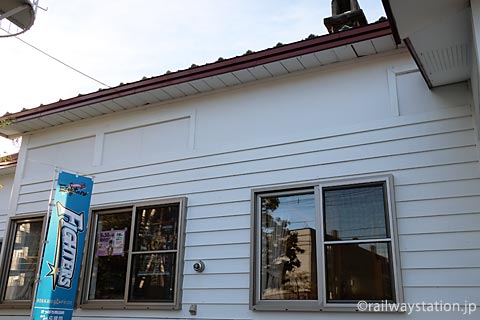 定山渓鉄道・石切山駅、駅舎壁面に残る採光窓の跡。