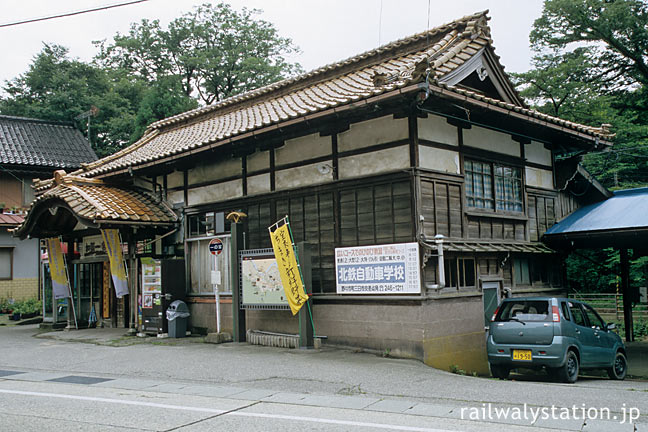 北陸鉄道・石川線・加賀一の宮駅、中二階付きの2階建てのような木造駅舎