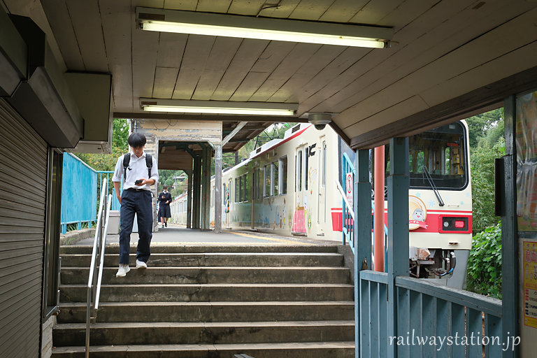 神戸電鉄・粟生線、三木上の丸駅、到着した列車から下車した乗客