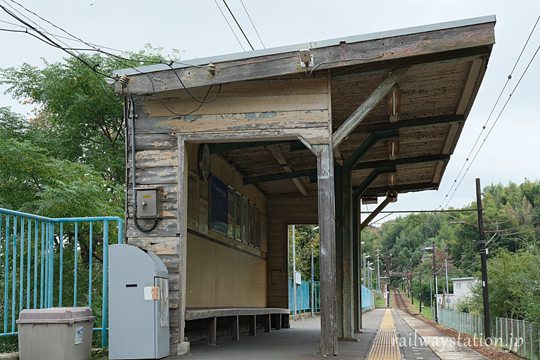 神戸電鉄・粟生線、三木上の丸駅、ホーム上の木造上屋の待合所