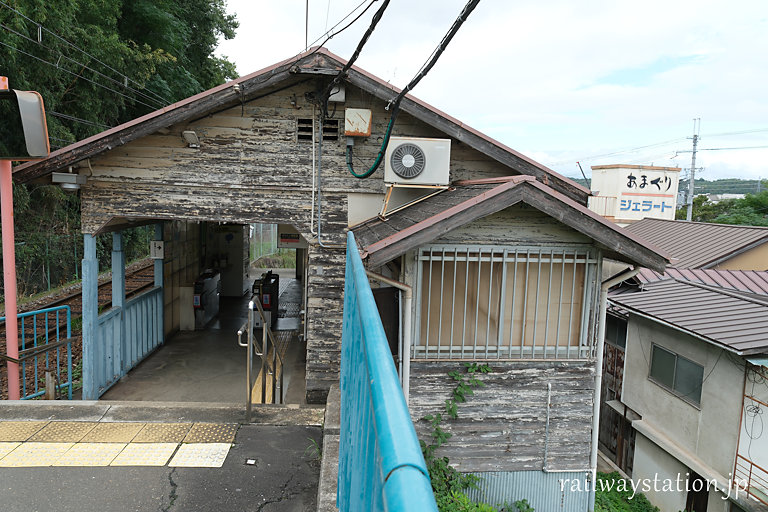 神戸電鉄・粟生線、三木上の丸駅、ホームから見た木造駅舎