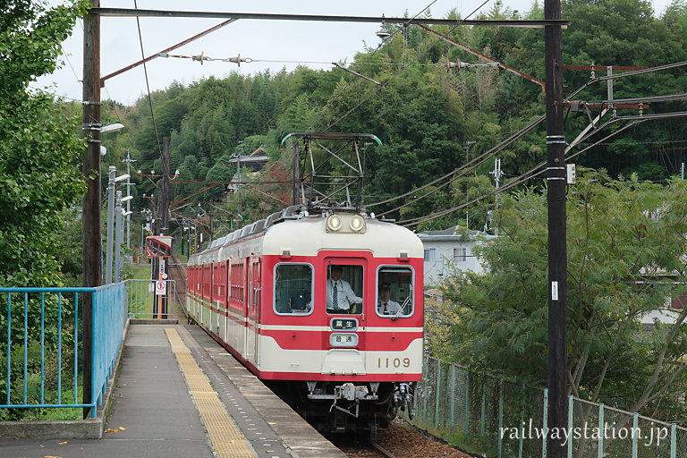 神戸電鉄、三木上の丸駅に入線する粟生行きの1100系電車