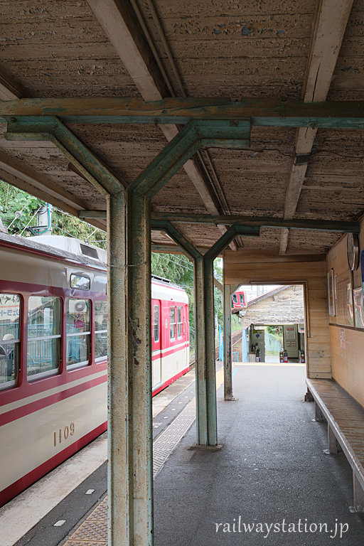 神戸電鉄粟生線・三木上の丸駅、古い電車に味わいある駅のレトロな風駅