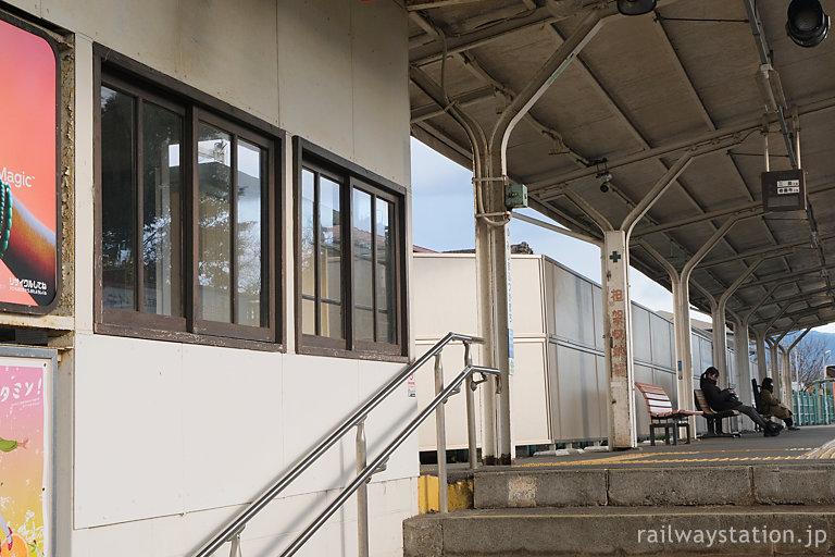 伊豆箱根鉄道・三島二日町駅、駅舎ホーム側の木枠の窓