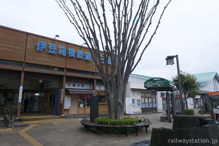 伊豆箱根鉄道駿豆線・三島駅。JRの駅に隣接。